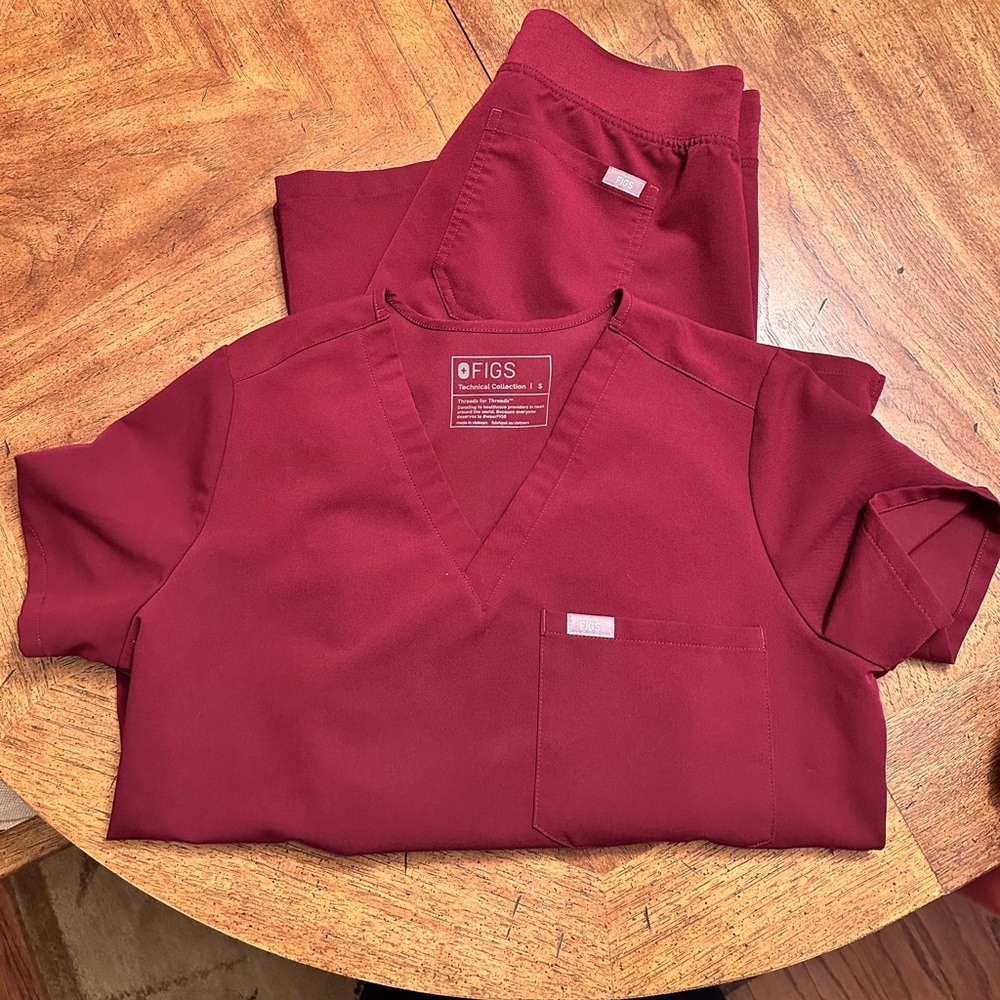 NWOT Figs maroon small scrubs
